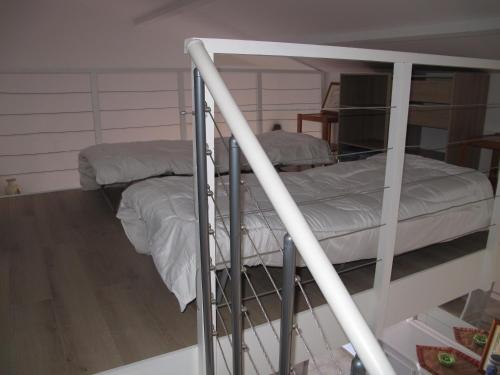 two bunk beds in a room next to at MARE BELLU AGOSTA PLAGE in Albitreccia
