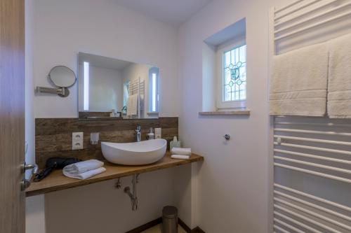 Bilik mandi di Ferienhaus Badersee