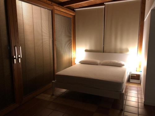 una camera da letto con un letto illuminato di La Suite del Mare a Taranto