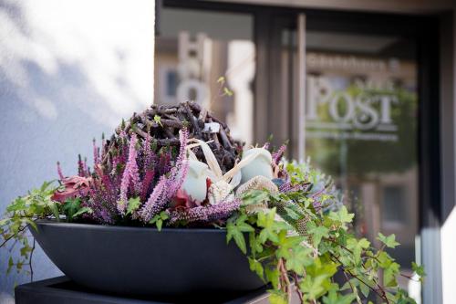 a bowl of flowers sitting on a table at Hotel-Gasthof Neue Post in Leutershausen