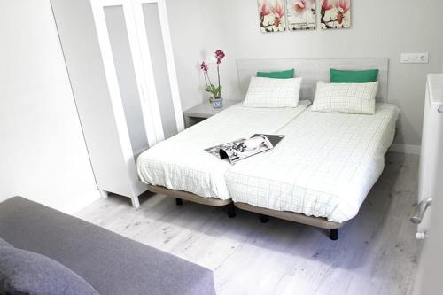 Ένα ή περισσότερα κρεβάτια σε δωμάτιο στο Apartamentos Logroño Centro