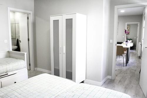 Ένα ή περισσότερα κρεβάτια σε δωμάτιο στο Apartamentos Logroño Centro