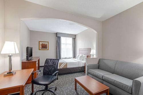 pokój hotelowy z kanapą i łóżkiem w obiekcie Quality Suites w mieście Austin