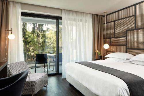 Ένα ή περισσότερα κρεβάτια σε δωμάτιο στο Azur Hotel