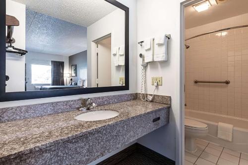 Phòng tắm tại Econo Lodge Vero Beach - Downtown
