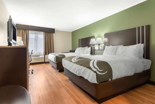 Llit o llits en una habitació de Quality Inn - Fairborn