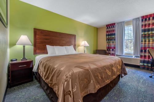Katil atau katil-katil dalam bilik di Quality Inn Morgantown
