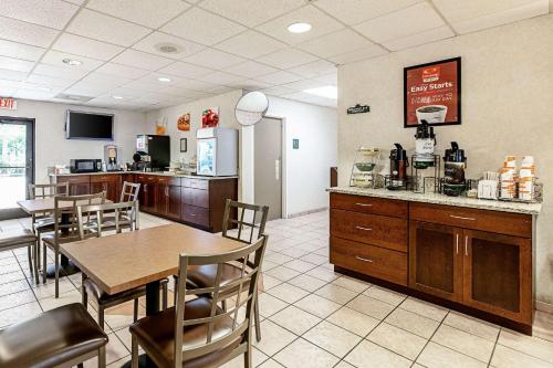 Kuchyň nebo kuchyňský kout v ubytování Econo Lodge Vero Beach - Downtown
