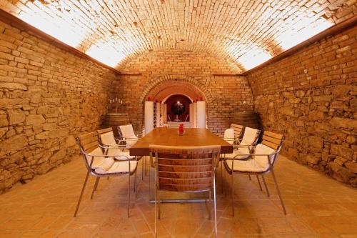 ein Zimmer mit einem Tisch und Stühlen in einer Ziegelwand in der Unterkunft Weinresidenz Sonnleitner - ADULTS ONLY in Furth
