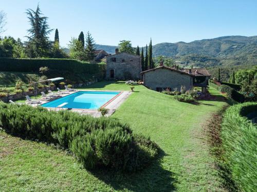 um grande quintal com uma piscina e uma casa em Villa Eleonora em Ampinana
