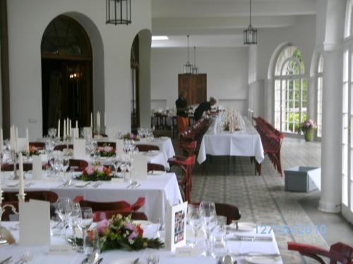 Ein Restaurant oder anderes Speiselokal in der Unterkunft Jagdschloss-Bellin 