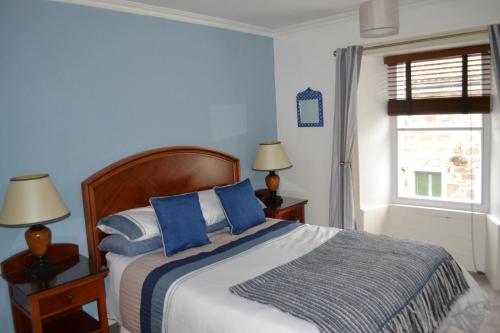 A bed or beds in a room at Dreel Cottage