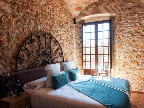 Ένα ή περισσότερα κρεβάτια σε δωμάτιο στο Hotel Molí de l'Escala
