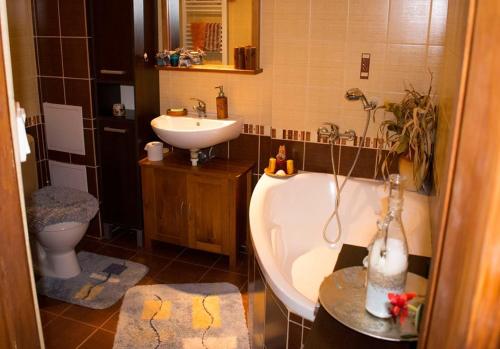 ein Badezimmer mit einer Badewanne, einem Waschbecken und einem WC in der Unterkunft Apartmán Anna in Veľký Slavkov