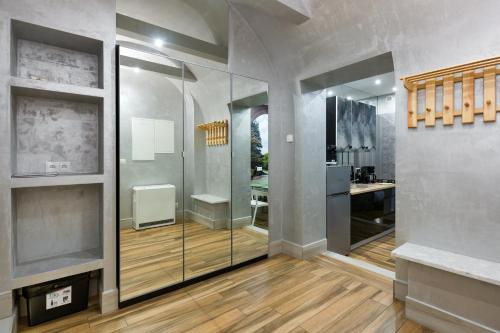 y baño con ducha acristalada y lavamanos. en Mikolajska Residence, en Cracovia