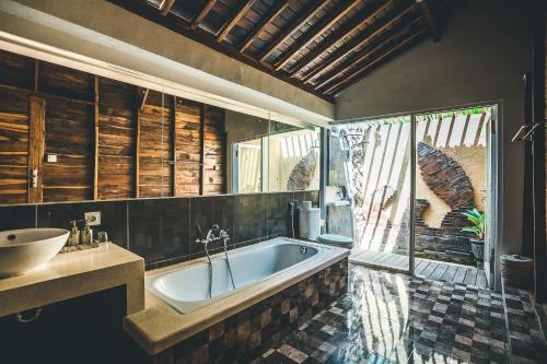 Bathroom sa Ocho Bali Surf Camp