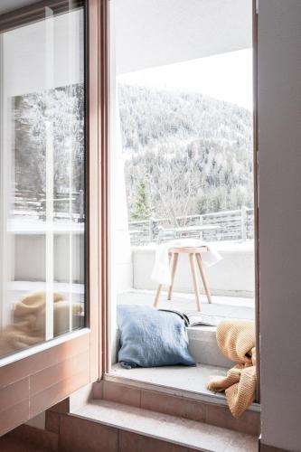 a window seat with a view of a snowy mountain at Club Nordic in Sankt Anton am Arlberg