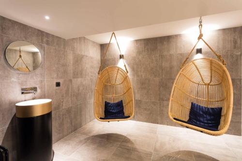 une salle de bains avec deux paniers suspendus dans l'établissement La Cordee 412 Apartment - Chamonix All Year, à Chamonix-Mont-Blanc