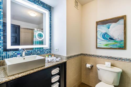 La salle de bains est pourvue d'un lavabo, de toilettes et d'un miroir. dans l'établissement Margaritaville Beach Resort Playa Flamingo, à Playa Flamingo