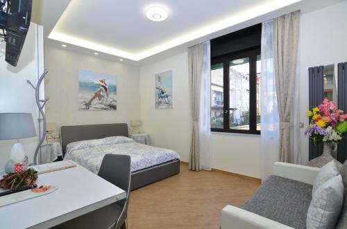 - une chambre avec un lit, un bureau et une table dans l'établissement Caserta Deluxe, à Caserte
