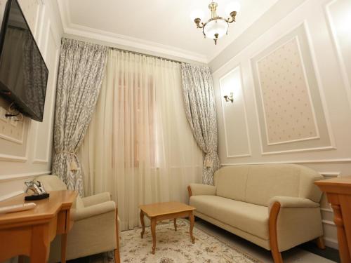 TV a/nebo společenská místnost v ubytování Sergei Palace Hotel