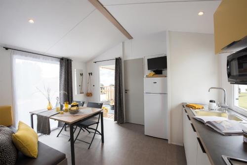 - une cuisine et une salle à manger avec une table dans l'établissement Camping La Plage Argelès, à Argelès-sur-Mer