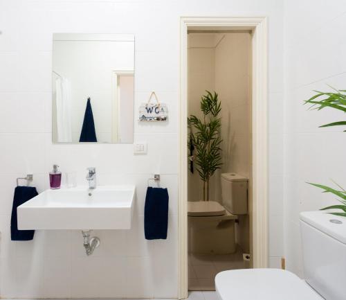 A bathroom at Frontline Beach Apartment