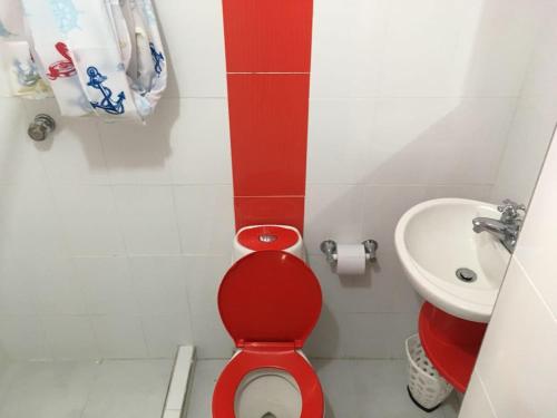 Bilik mandi di RokaDura Hotel