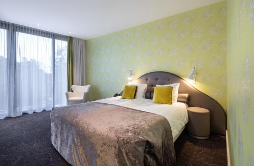 A bed or beds in a room at Van Der Valk Hotel Rotterdam Nieuwerkerk