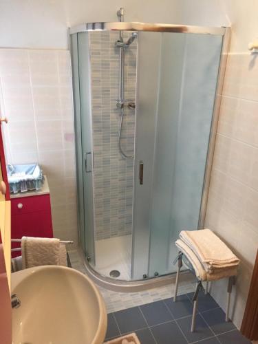 ein Bad mit einer Dusche, einem Waschbecken und einer Badewanne in der Unterkunft La casa di Marty B&B in Berceto