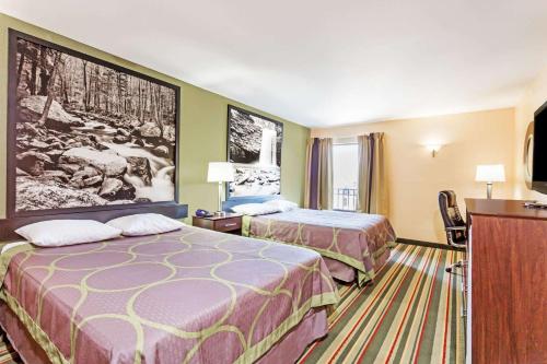 ミッドロージアンにあるSuper 8 by Wyndham Hull Street Midlothian Richmond Areaのベッド2台と机があるホテルの部屋