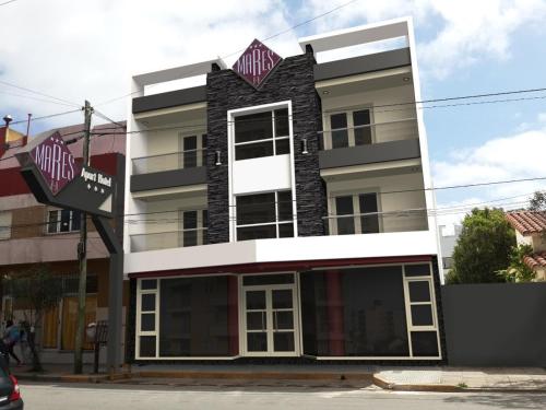 un edificio en la esquina de una calle en Mares Apart Hotel, en Mar de Ajó