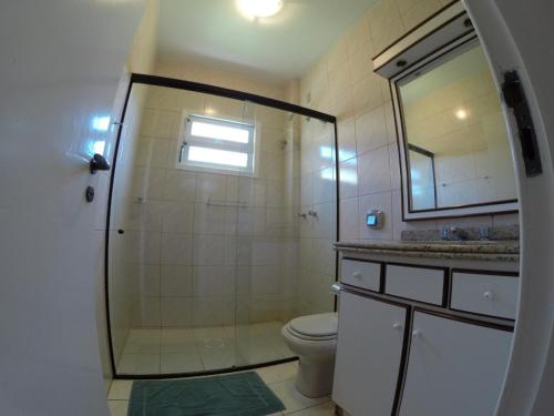 y baño con ducha, aseo y espejo. en Casa na Lagoinha Florianópolis B2, en Florianópolis