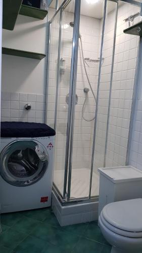 un bagno con doccia e lavatrice di Casa Max a Napoli