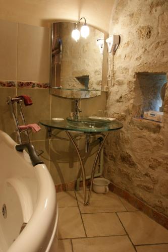 une salle de bain avec un lavabo, un miroir et une baignoire dans l'établissement Château des Martinanches, à Saint-Dier-dʼAuvergne