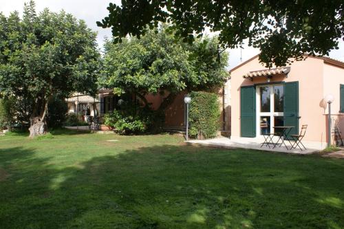a house with a green door and a yard at Karrua House - Magnolia Room in Modica