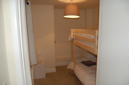 ソールズベリーにある3 Endless Streetの小さなお部屋で、二段ベッド1組が備わります。