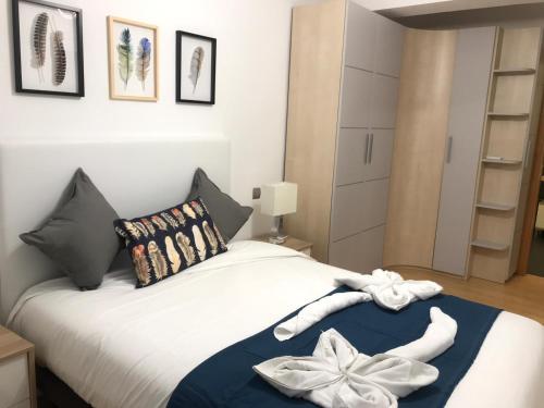 1 dormitorio con 1 cama con toallas en AZ El Balcón de Atares, en Zaragoza