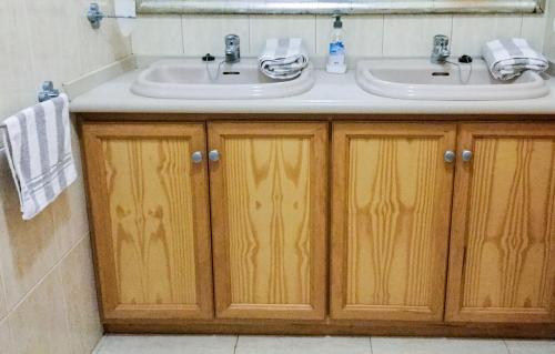 uma casa de banho com um lavatório e um espelho em Apartamento ARENA en Santa Cruz de la Palma em Santa Cruz de la Palma