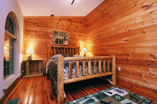 Кровать или кровати в номере Lazy Bear cabin