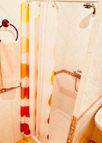a bathroom with a shower with aicolored shower curtain at Casa Rural el Comercio Sierra de Francia in San Miguel de Valero