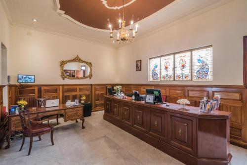 a court room with a desk and stained glass windows at Hotel Boutique Casa del Jardín Aguascalientes in Aguascalientes