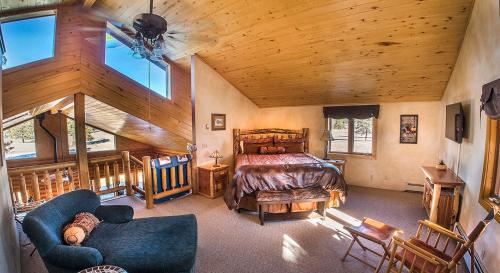 1 dormitorio con 1 cama y 1 sofá en una habitación en Elktrace Bed and Breakfast, en Pagosa Springs