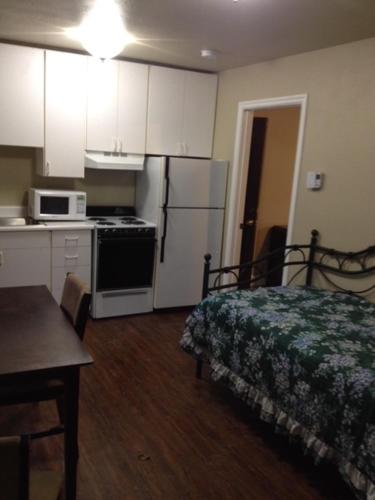 Una cocina o cocineta en Grandma's Suite - PRIVATE APARTMENT REDUCED PRICE ON TOURS