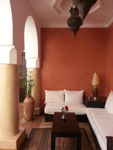 un salon avec deux lits et une table dans l'établissement Riad AZZA, à Marrakech