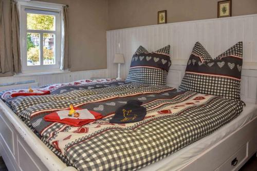 2 Betten, die in einem Schlafzimmer oben liegen in der Unterkunft Die drei Haselnüsse in Nazza