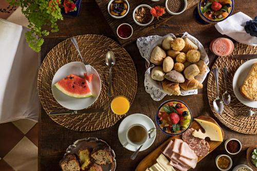 Opções de café da manhã disponíveis para hóspedes em Pousada Les Roches