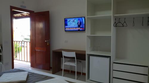 Televisyen dan/atau pusat hiburan di Hotel Pousada Salvador Paradise