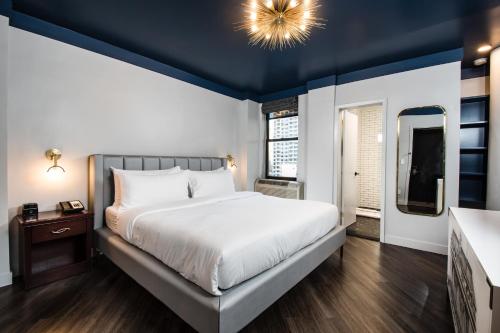 Cama ou camas em um quarto em The Hotel at New York City