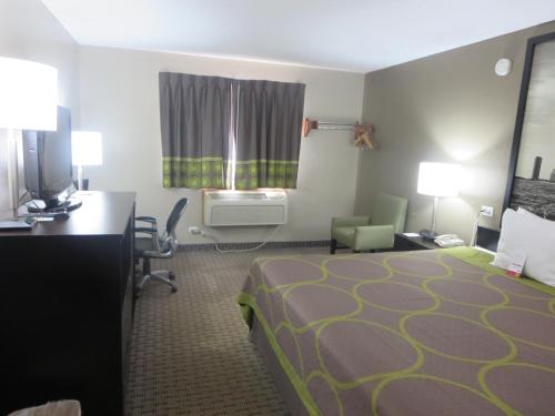 Postel nebo postele na pokoji v ubytování Super 8 by Wyndham Mundelein/Libertyville Area